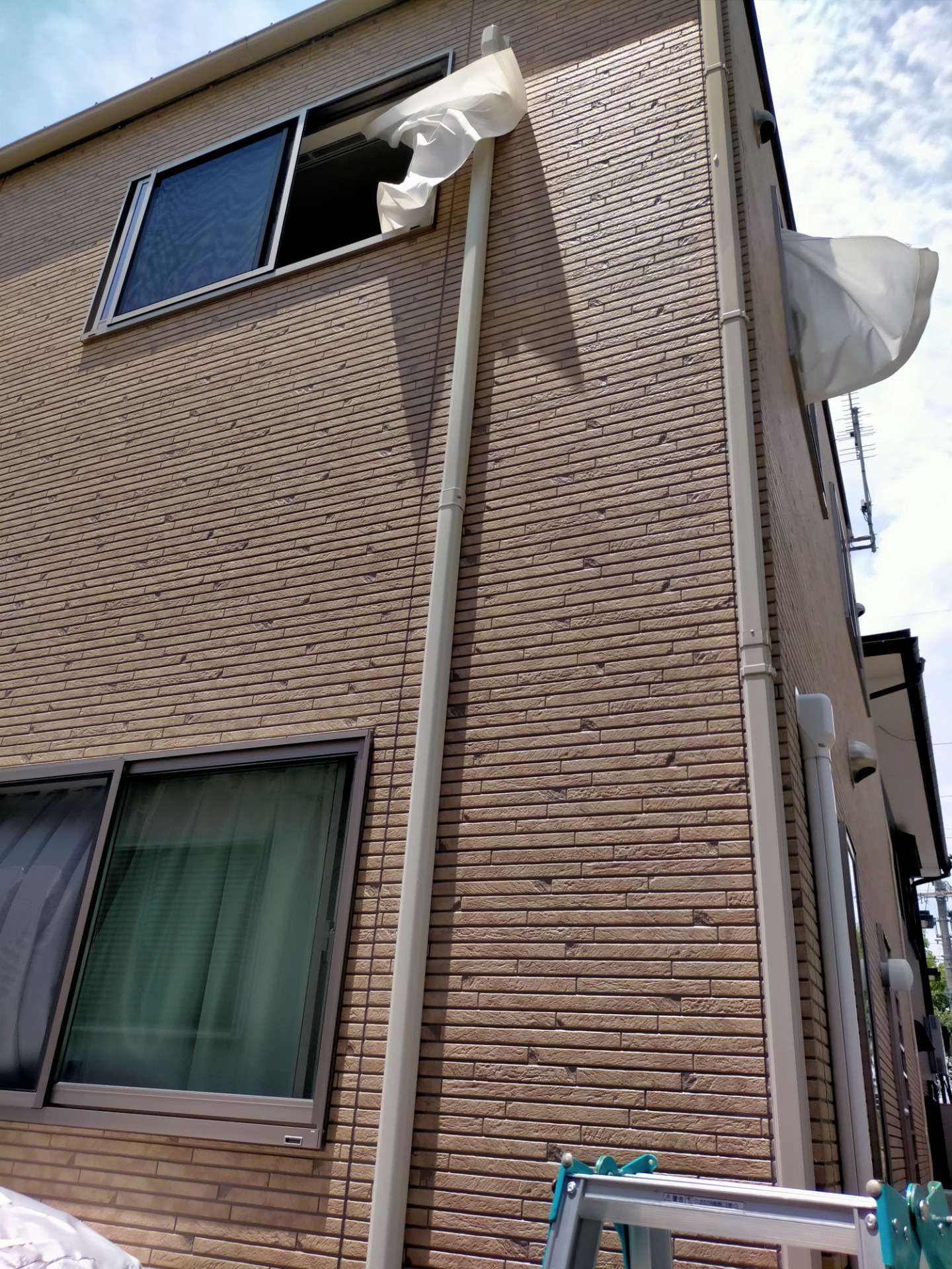 竜王町で新規エアコン取付工事2台の依頼いただきました。