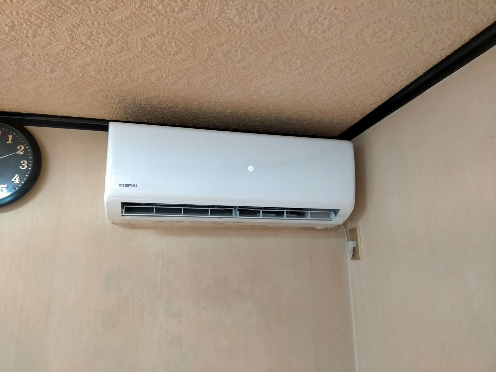 長浜市高月町でエアコン取り替え工事の依頼をいただきました。